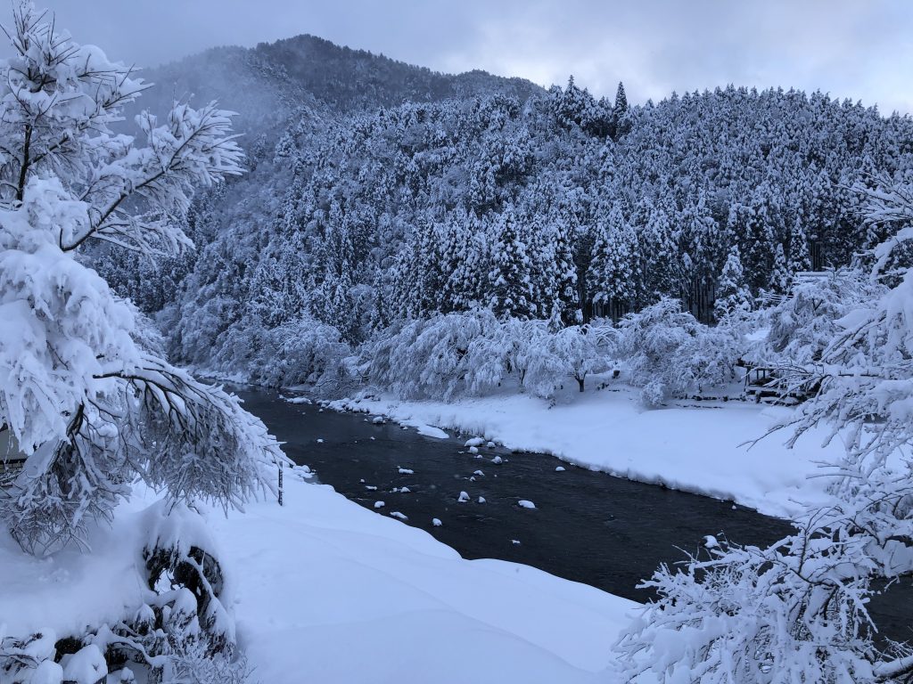 京都ミヤマシキテイ目の前の川の雪化粧